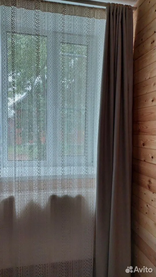 Окно и шторы в комнате